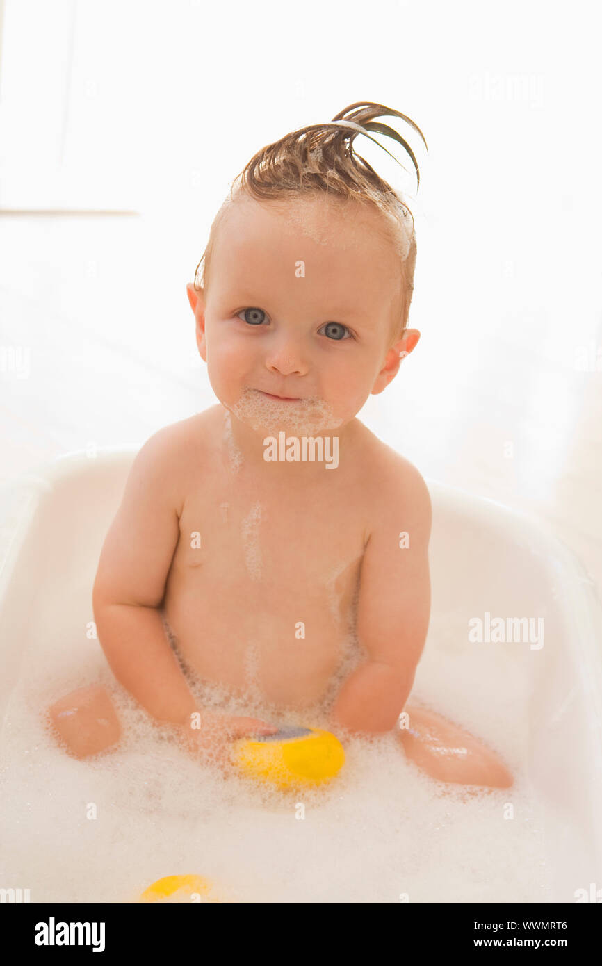 Bébé dans un bain de mousse Banque D'Images