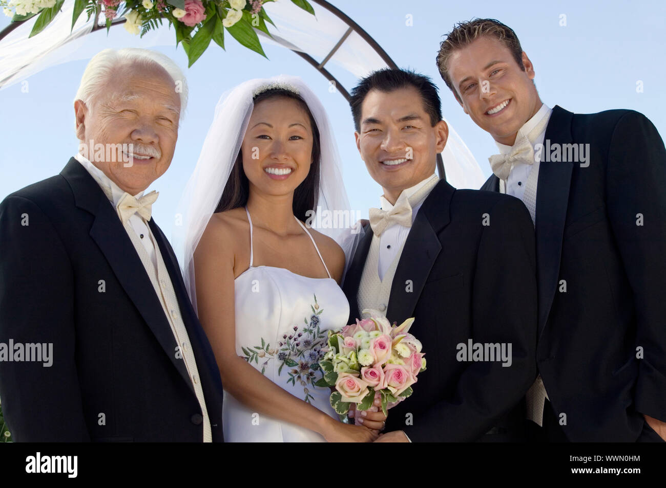 Mariée et le marié avec le Père et le meilleur homme Banque D'Images