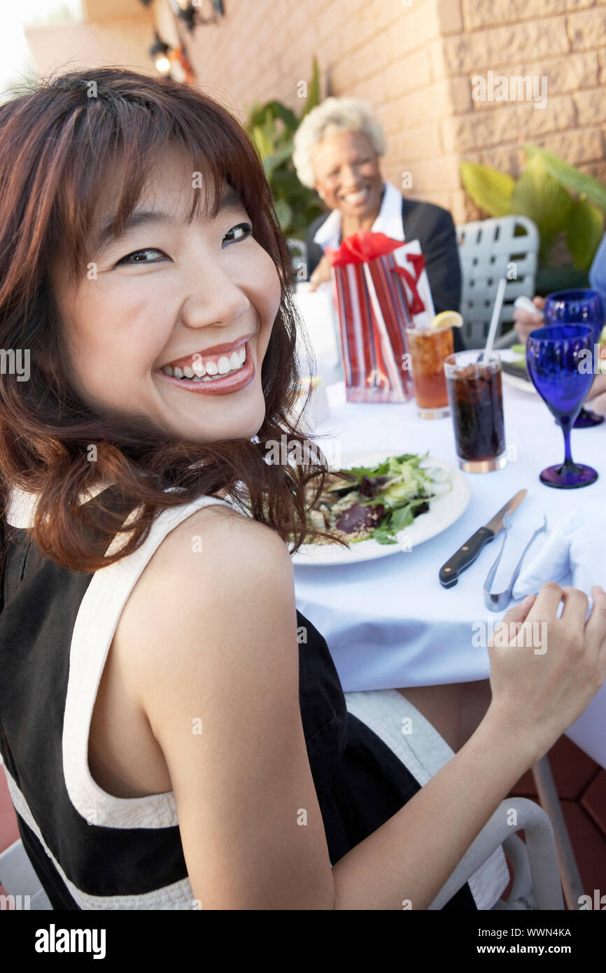 Smiling Woman having lunch Banque D'Images