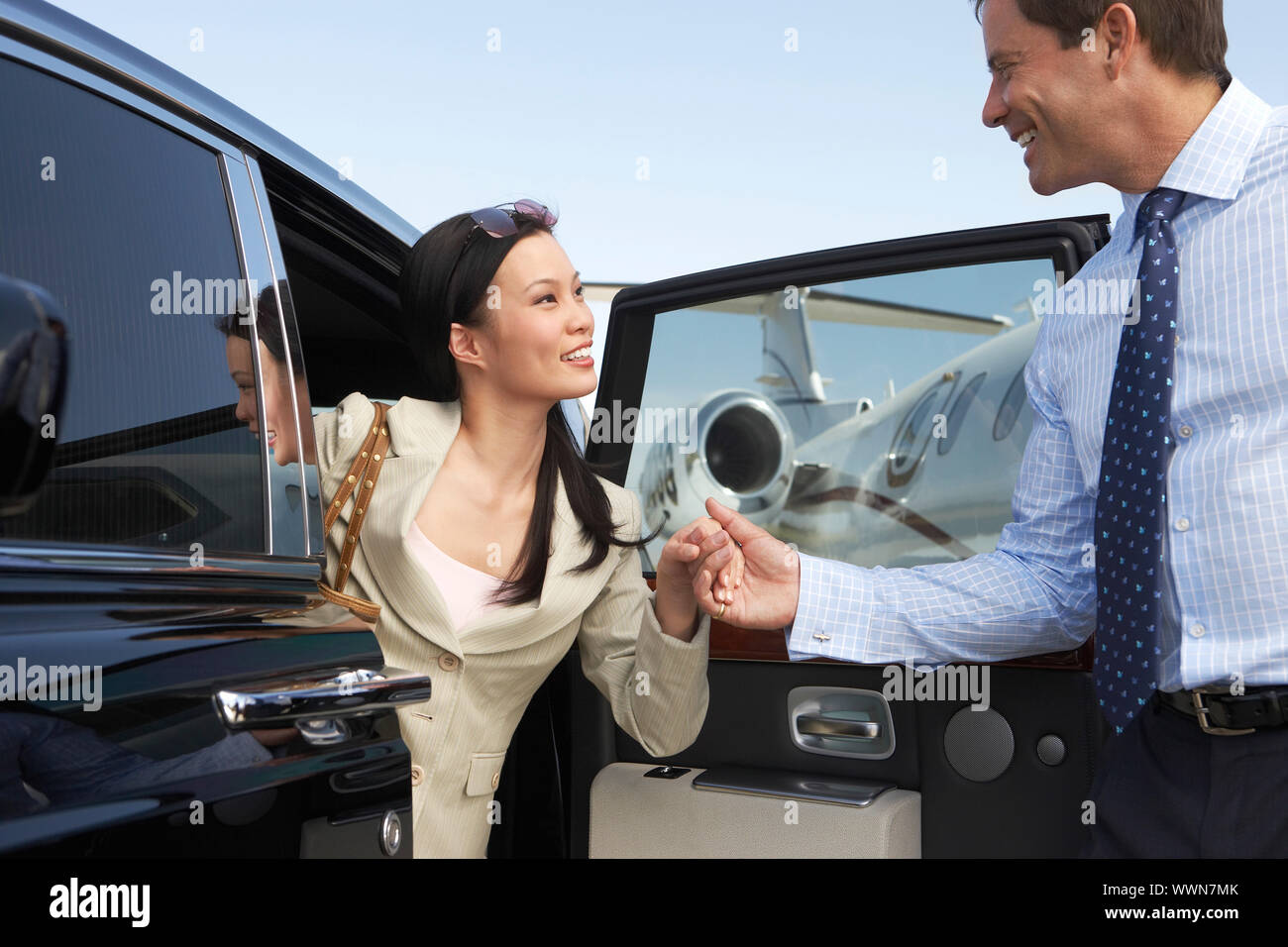 Femme Sortir d'une voiture Banque D'Images