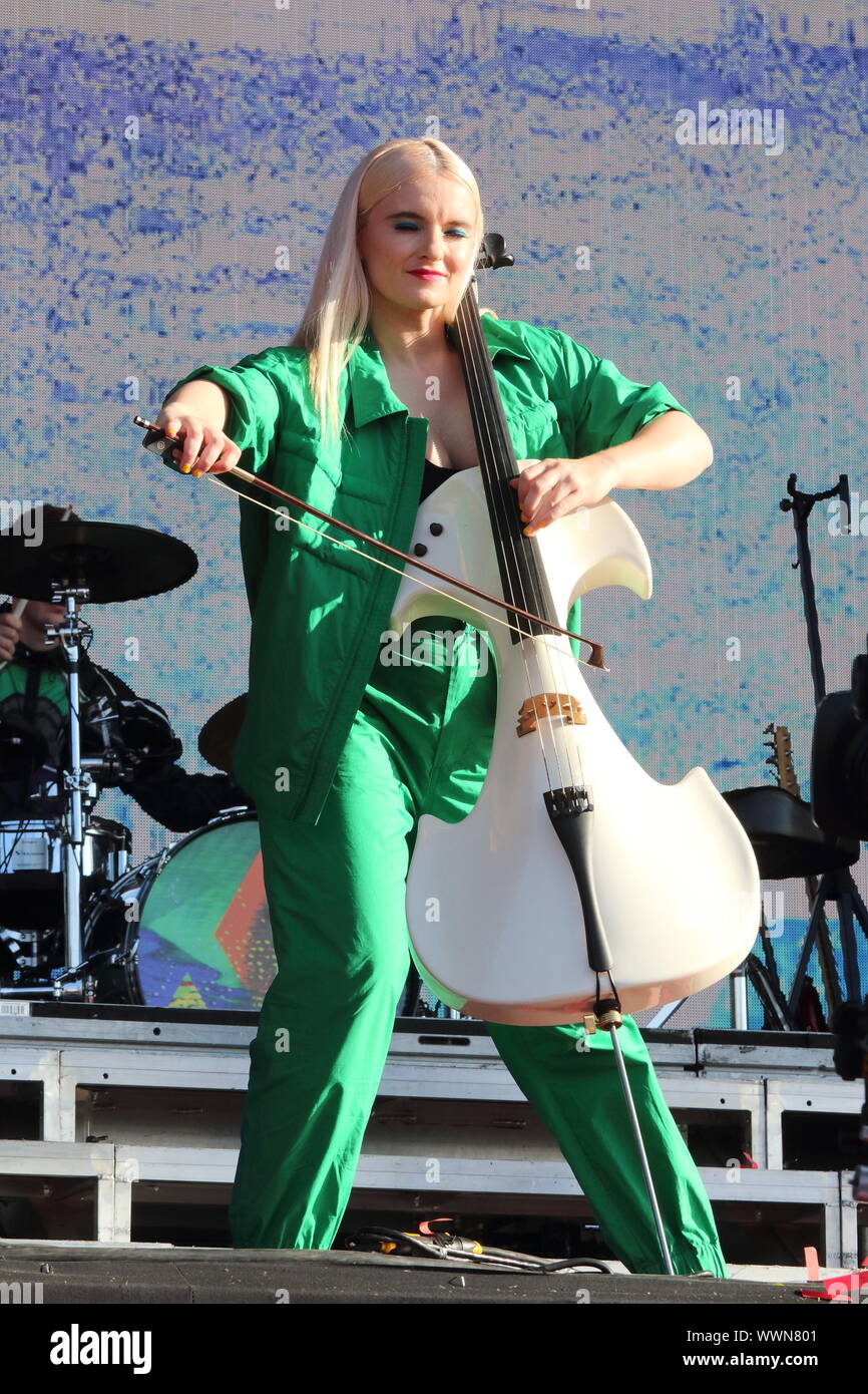 Londres, Royaume-Uni. 15 Sep, 2019. La grâce de la Chatto électro pop band Clean Bandit effectue sur scène à la BBC Radio 2 Live à Hyde Park, Londres. Credit : SOPA/Alamy Images Limited Live News Banque D'Images