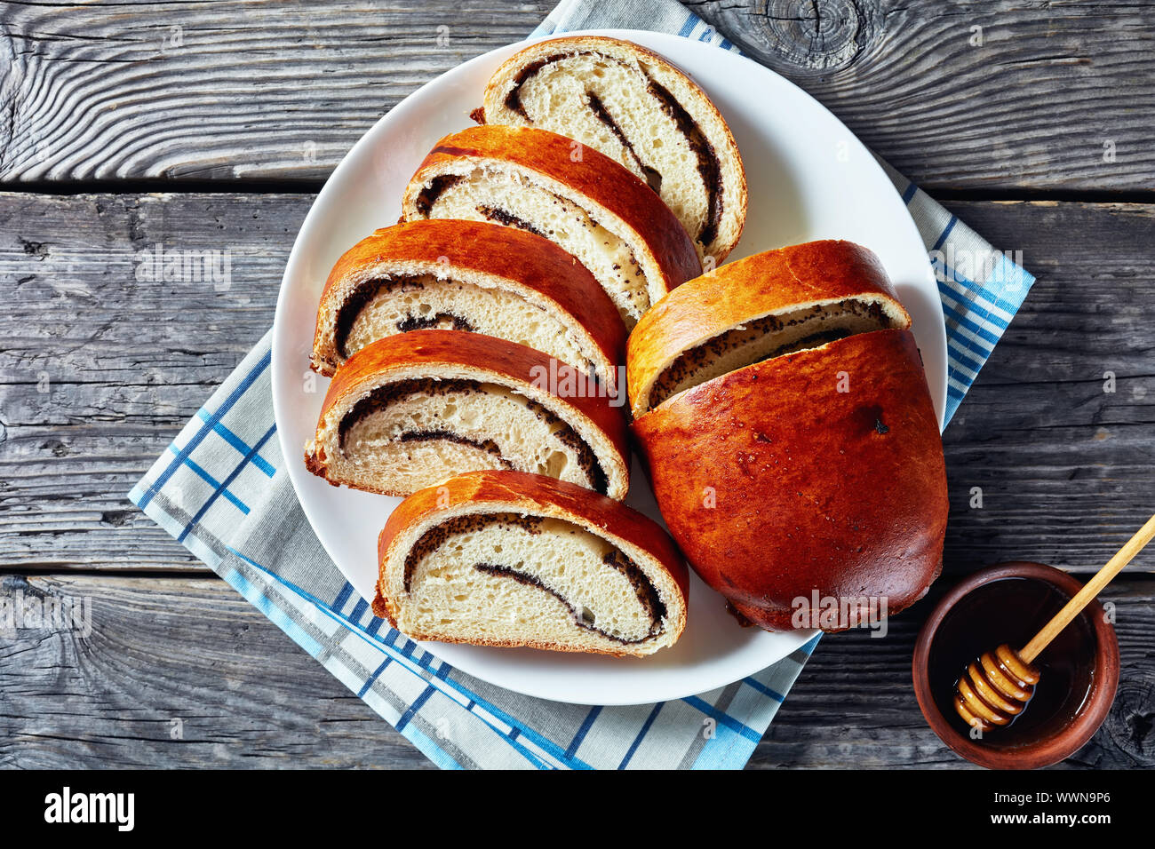 Makovnjaca gâteau pavot, roulade de pâte sucrée, de graines de pavot remplissant, en tranches sur une assiette blanche, une cuisine croate, vue horizontale à partir de ci-dessus, flatlay, Banque D'Images