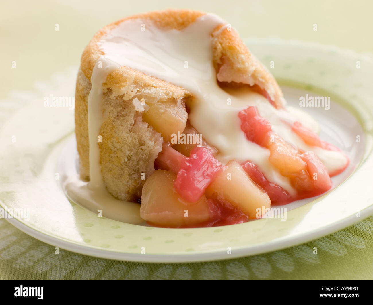 Apple chaud et rhubarbe Charlotte avec de la crème anglaise Banque D'Images