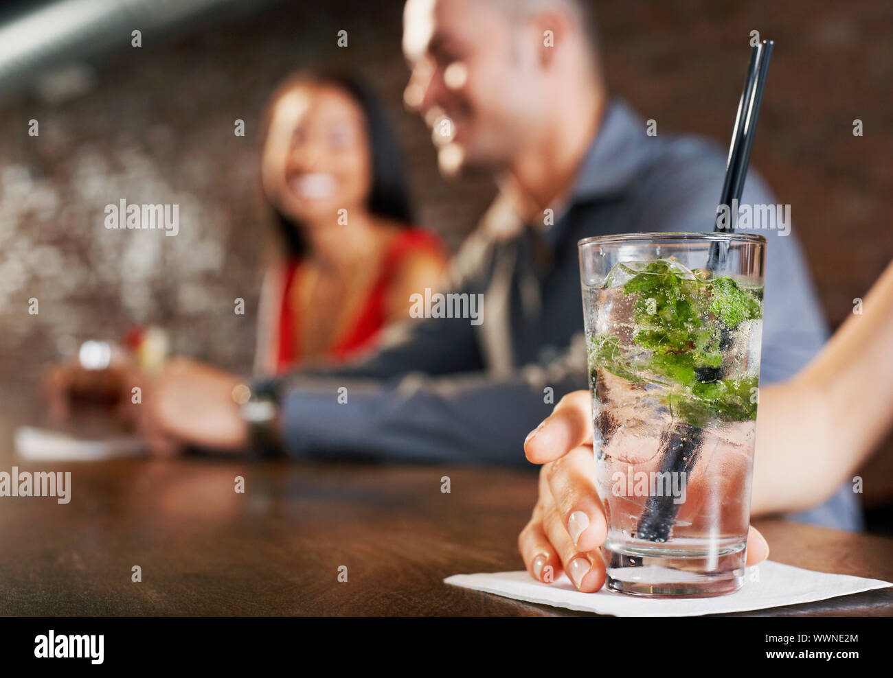 Woman Holding Cocktail Banque D'Images