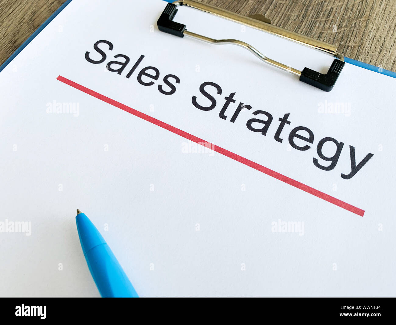 Stratégie de vente de papier avec texte sur table en bois. Banque D'Images