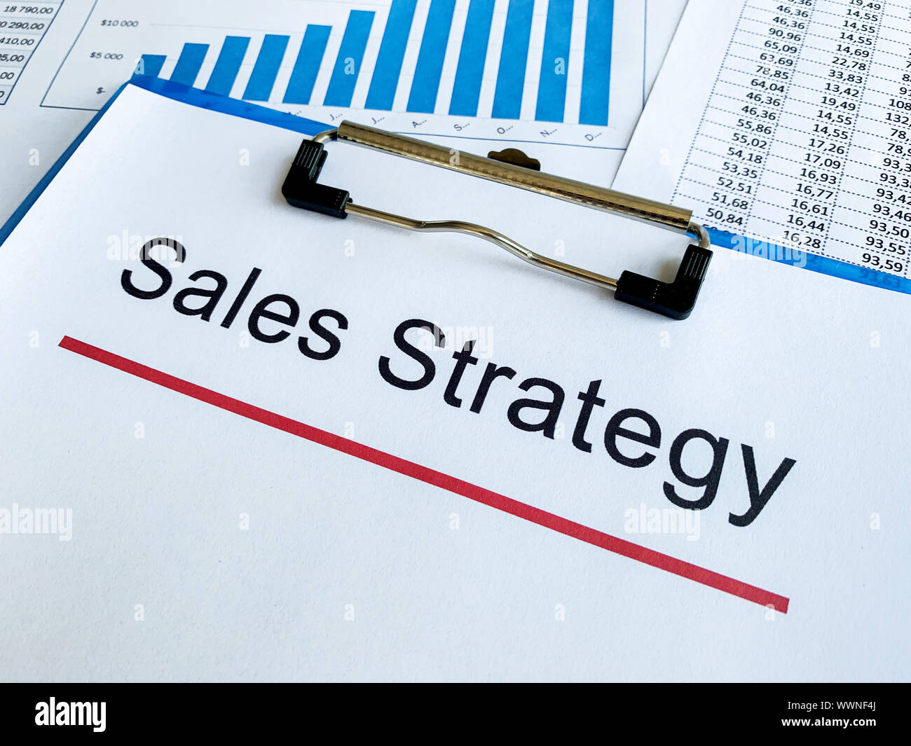 Stratégie de vente de papier avec texte sur table en bois. Banque D'Images