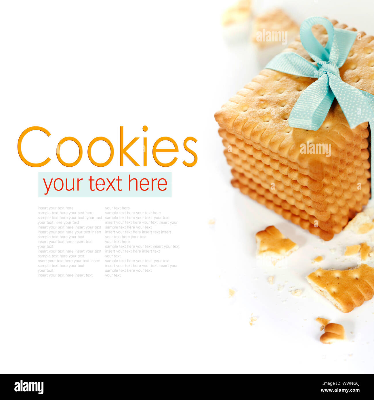 Biscuits biscuit gros plan avec ruban bleu sur fond blanc (avec l'exemple de texte) Banque D'Images