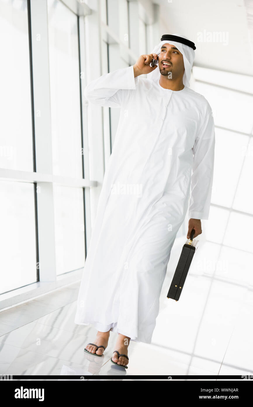 Businessman walking in a corridor Banque D'Images