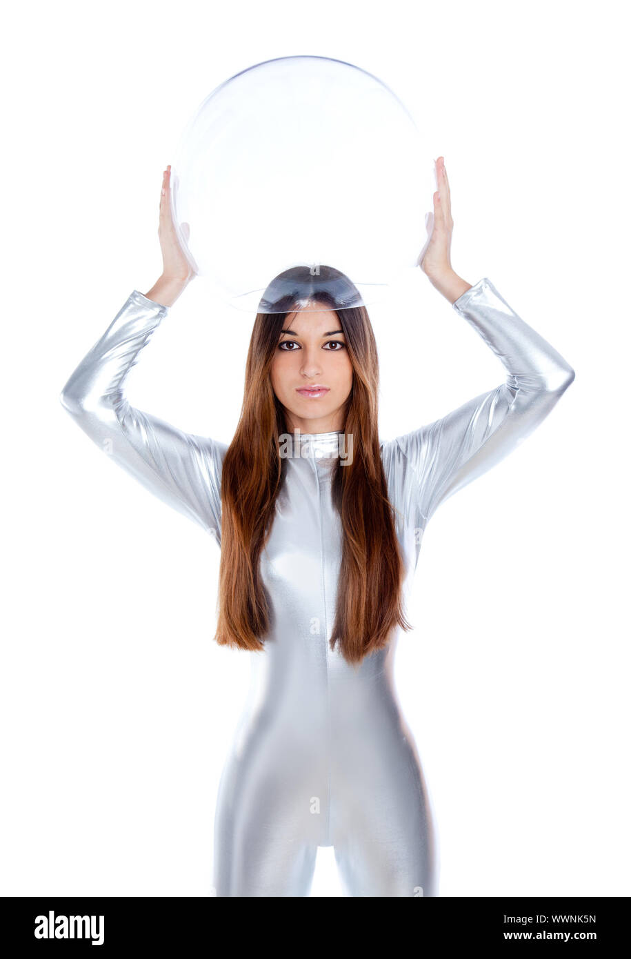 Brunette woman holding silver futuriste casque de verre sphère Banque D'Images