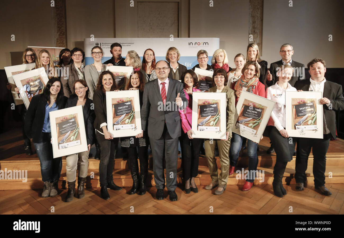 Ministre allemand de l'alimentation Schmidt et cook Tim Mälzer concours a commencé l'école à Berlin Banque D'Images