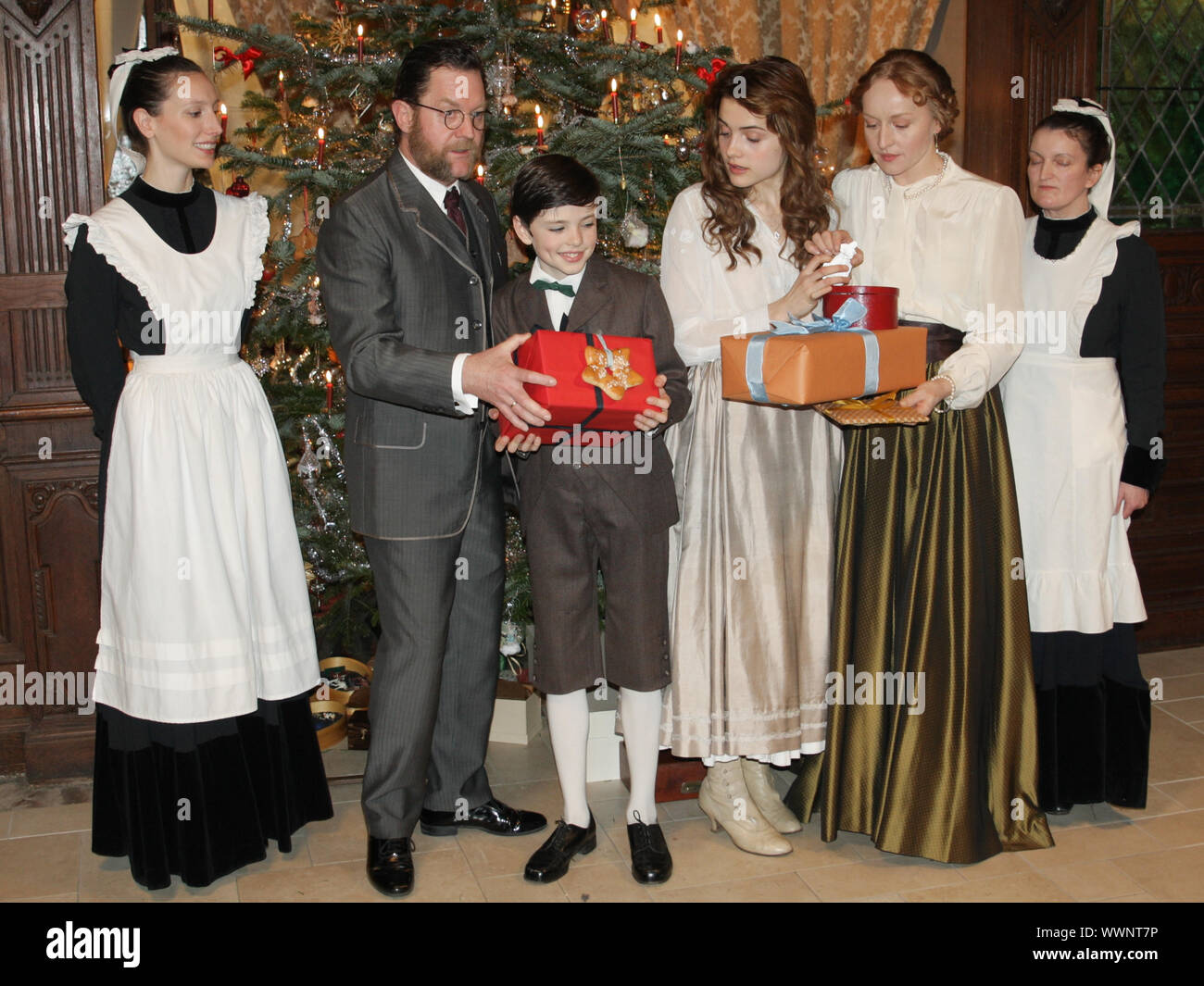 Jürgen Tonkel,Leonard Seyd,Brigitte Hobmeier,Mala Emde (Familie Stahlbaum mit Zimmermädchen) Banque D'Images