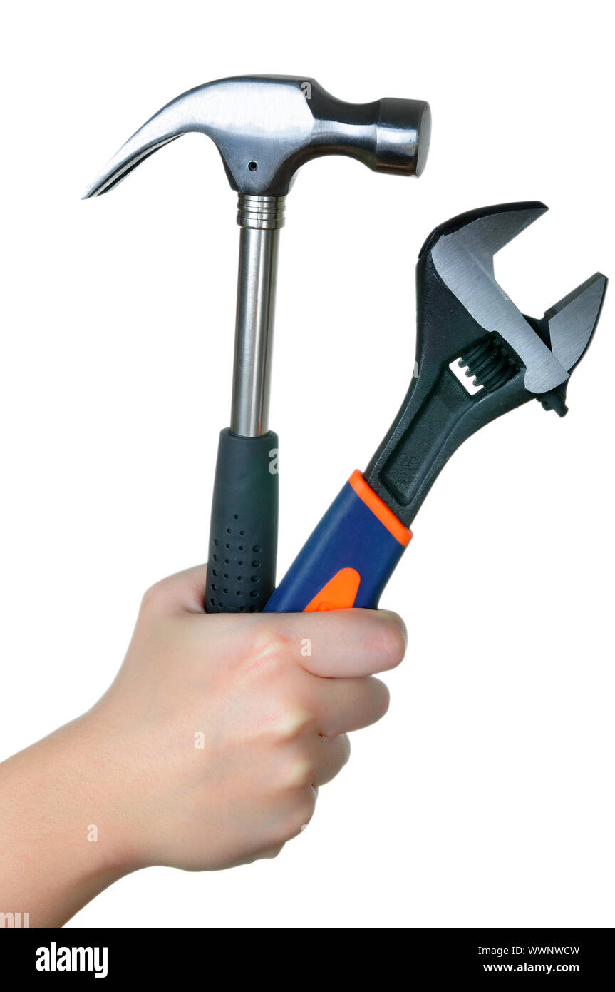 Main tenant et d'un marteau et une clé sur un fond blanc Photo Stock - Alamy