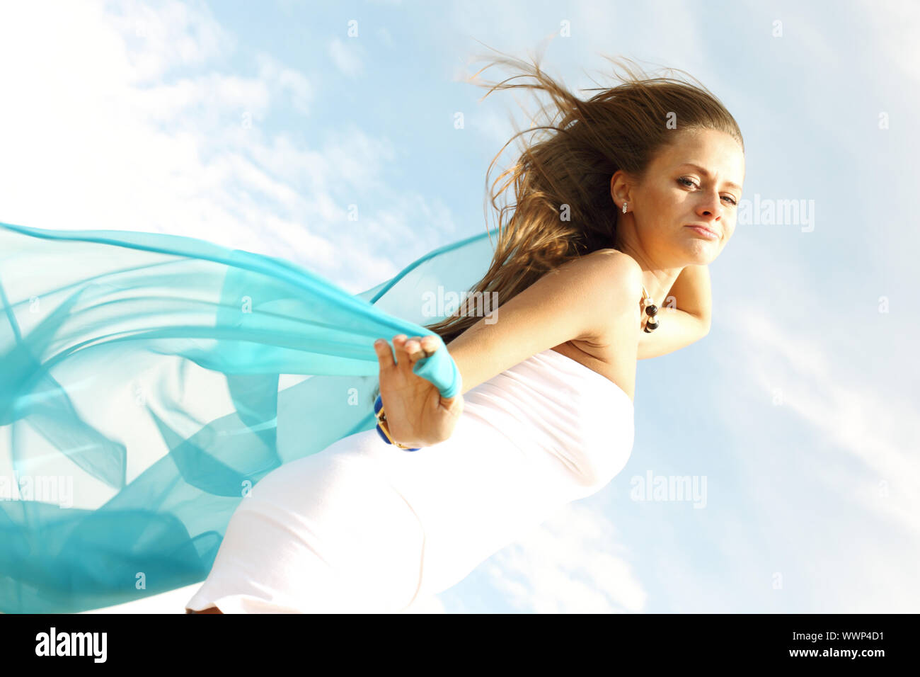 Fly girl dans le ciel concept liberté Banque D'Images