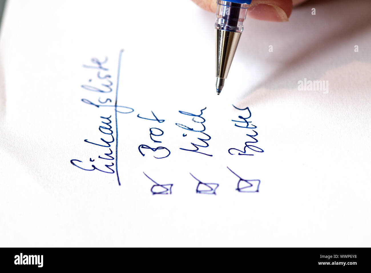 Liste de magasinage manuscrites en allemand Banque D'Images