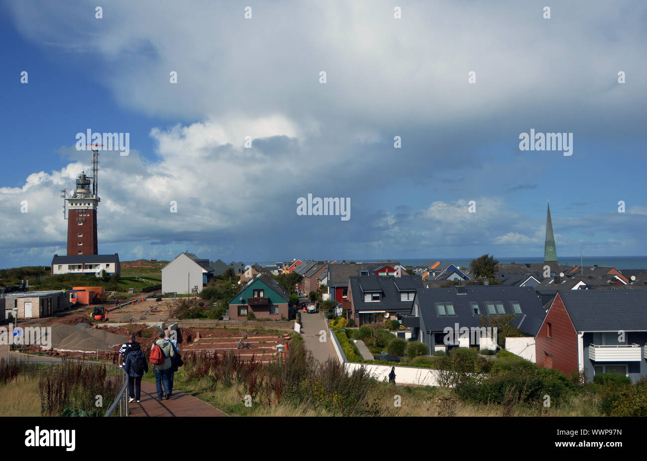 Helgoland, Deutschland. 07Th Nov, 2019. Vue sur les maisons et le phare dans le quartier de "bernois" sur la mer du Nord, l'île de Helgoland prises sur l'utilisation dans le monde entier 07.09.2019 | Credit : dpa/Alamy Live News Banque D'Images