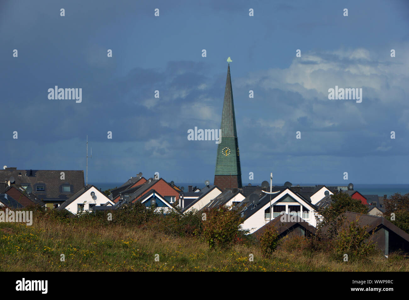 Helgoland, Deutschland. 07Th Nov, 2019. Vue sur les maisons et l'église protestante dans le quartier de "bernois" sur la mer du Nord, l'île de Helgoland prises sur l'utilisation dans le monde entier 07.09.2019 | Credit : dpa/Alamy Live News Banque D'Images