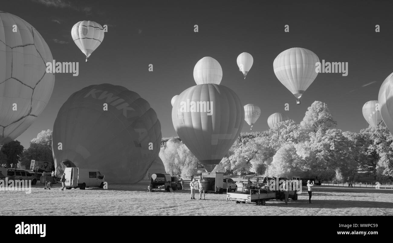 Longleat Safari Park, Warminster, Royaume-Uni. 14 septembre 2019. Le ciel de Longleat Safari 2019 montgolfières porté dans plus de 150 ballons de partout dans le monde, est le plus important festival de ballons annuel en Europe. Ces photos ont été prises avec une caméra infrarouge converti. Cela n'a pas été créé en post-production. Le photographe est disponible pour des questions et des citations. Contacter 01235844690. Crédit : Dan Burton Photo/Alamy dispose d' Banque D'Images