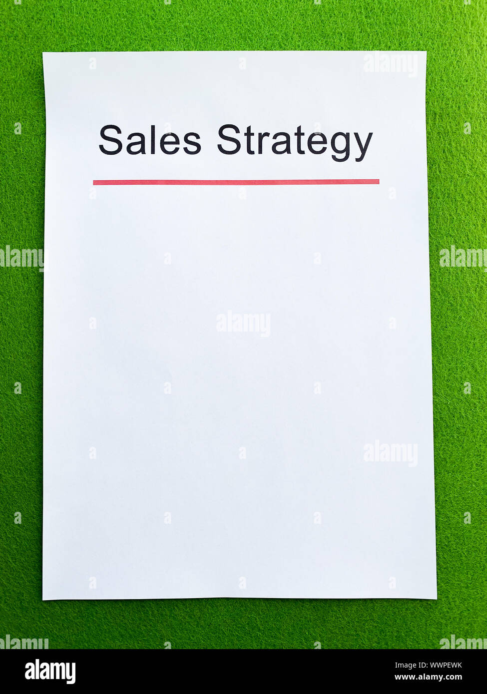 Stratégie de vente de papier avec texte sur fond vert Banque D'Images