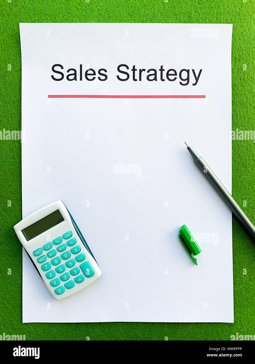 Stratégie de vente de papier avec texte sur fond vert Banque D'Images
