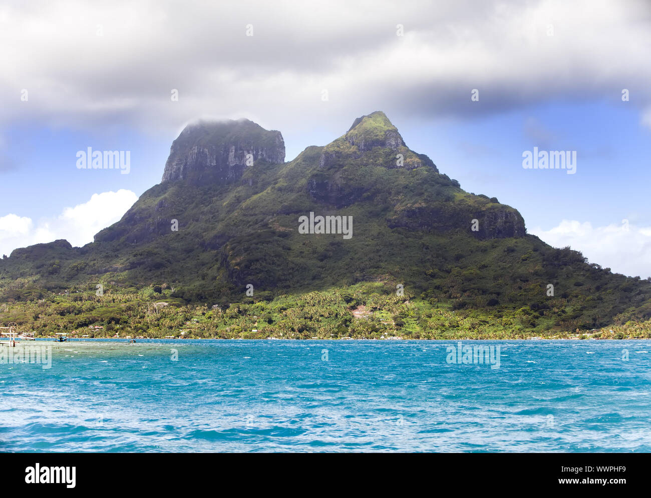 Le bleu de la mer et des nuages sur le Mont Otemanu, sur l'île de Bora Bora Banque D'Images