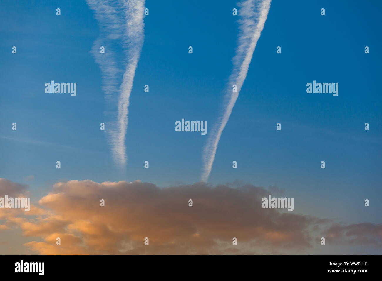 La Condensation trails road cross train dans le ciel Banque D'Images