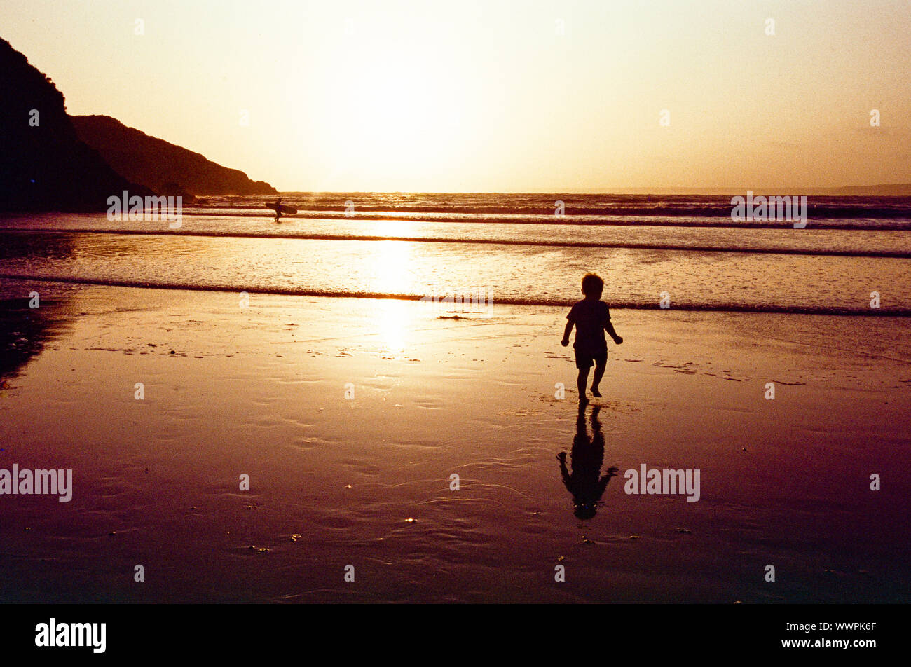 Deux ans sur la plage au coucher du soleil, Hope cove, South Devon, Angleterre, Royaume-Uni. Banque D'Images