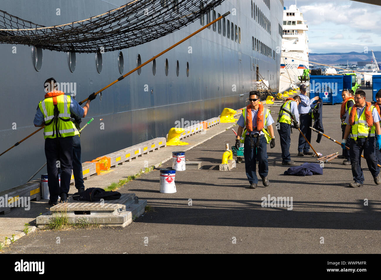 Queen Mary 2 . Les membres d'équipage de navires impliqués dans la peinture de la coque des navires. Banque D'Images