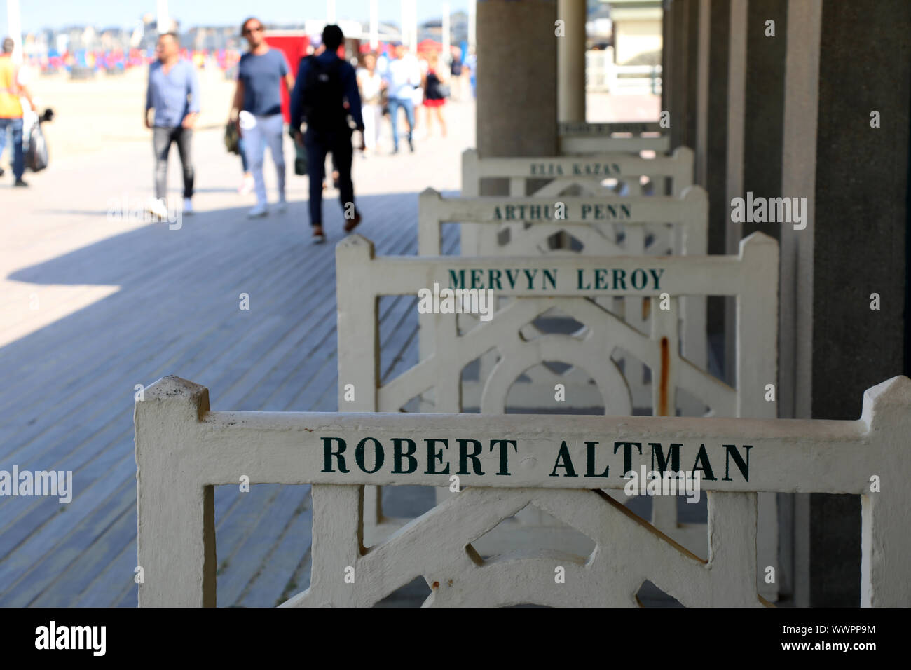 Deauville / France - 14 septembre 2019 : Les piétons marcher le long de la promenade des Planches, où des noms de stars de cinéma qui ont visité sont peints out Banque D'Images