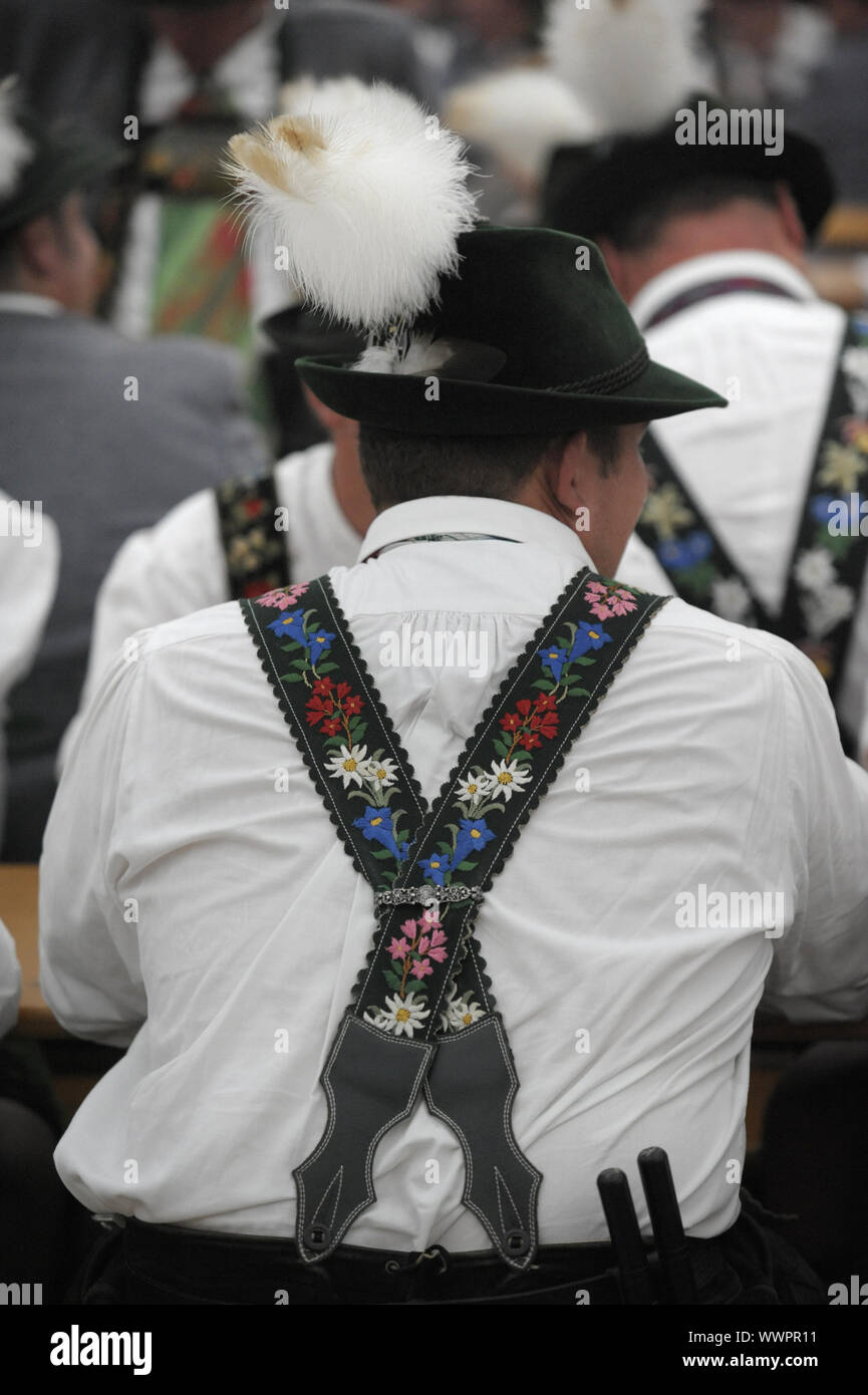 Costume traditionnel bavarois avec un pantalon en cuir et en Garmisch-Partenkirchen Banque D'Images