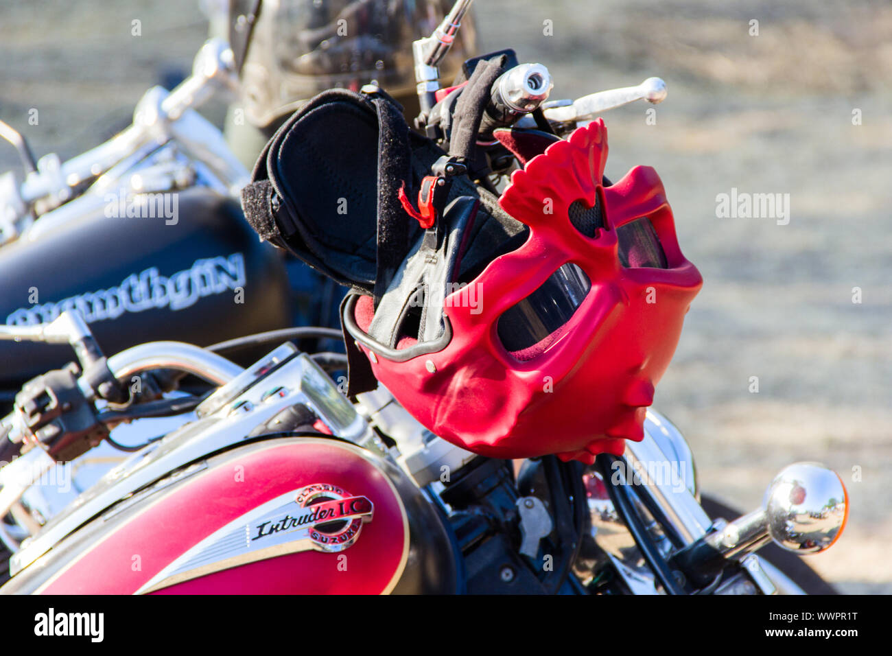 casque de moto rouge sous forme de crâne rouge. moto. Photo. Banque D'Images