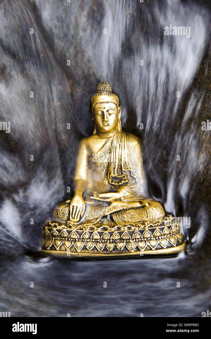 La figure de bouddha est assis dans l'eau courante Banque D'Images
