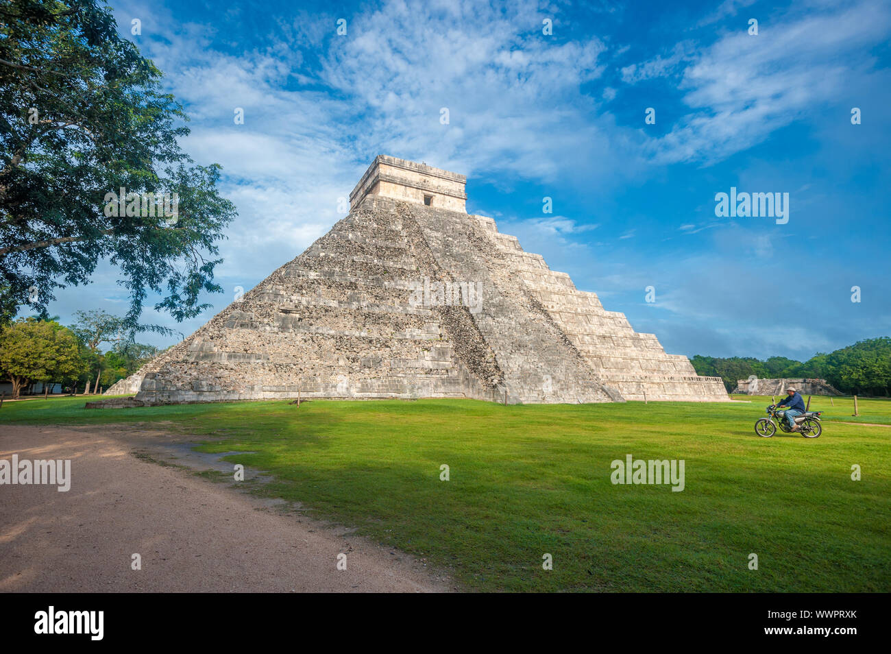 El Castillo ou Temple de la pyramide Kukulkan, Chichen Itza, Yucatan, Mexique Banque D'Images