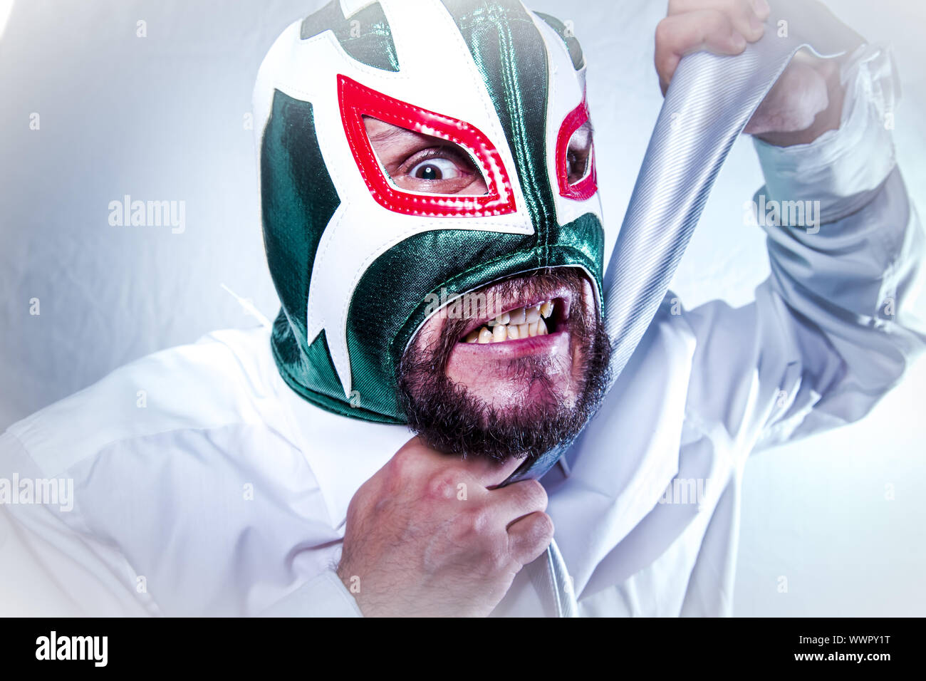 Angry businessman avec masque de catcheur mexicain, les expressions de colère et de rage Banque D'Images