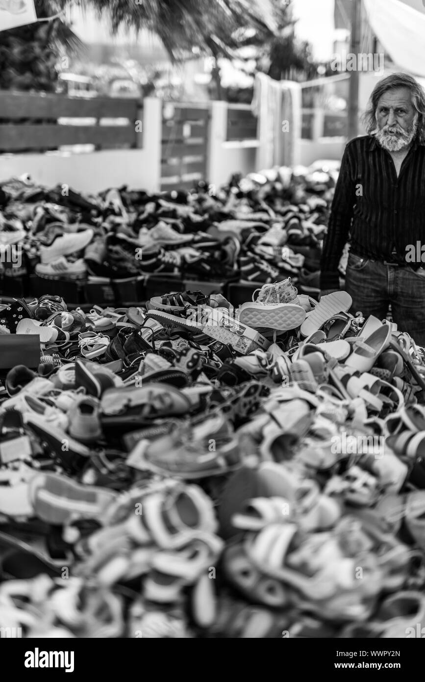 Beaucoup de chaussures à l'échoppe de marché dans la région de Tymbaki, Crete Banque D'Images