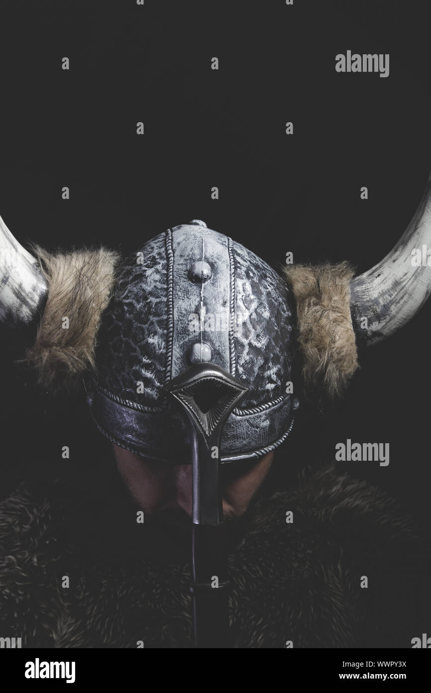 Meurtrier, Viking guerrier avec épée en fer et un casque avec des cornes Banque D'Images