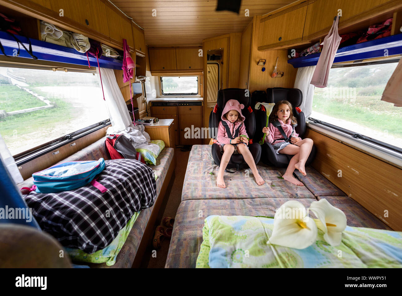 Les enfants attachés à l'intérieur les sièges de sécurité pour enfants en roulant en camping. L'intérieur du camping pendant la conduite en vacances en famille. Sécurité enfants whil Banque D'Images