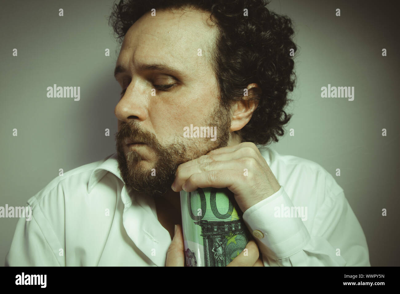 De veille, l'homme avec l'expression intense, chemise blanche Banque D'Images