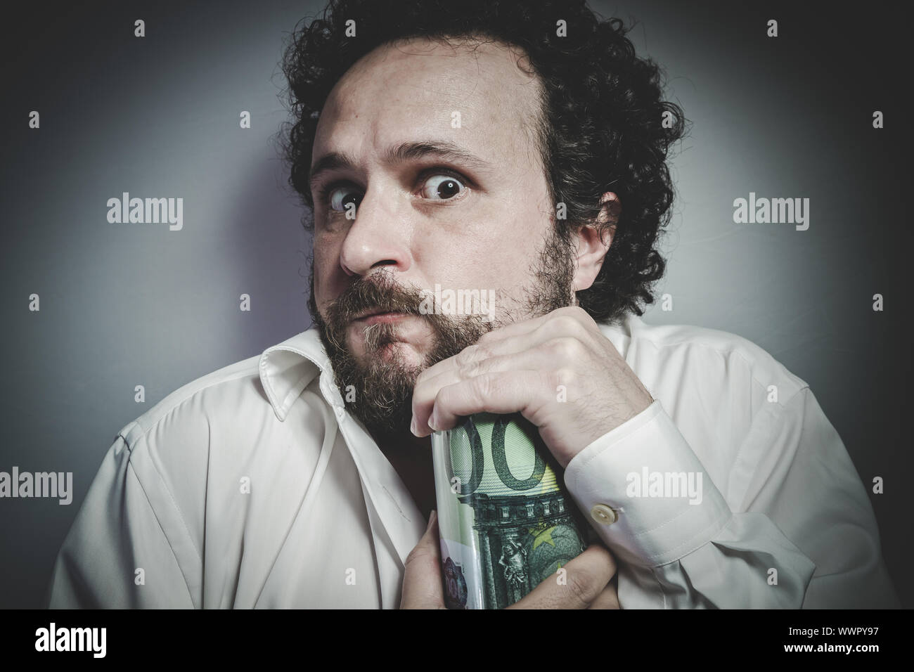 De veille, l'homme avec l'expression intense, chemise blanche Banque D'Images