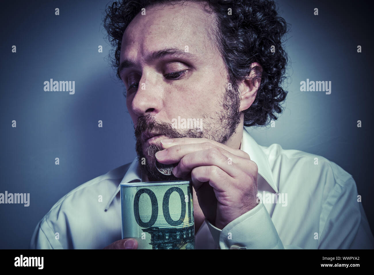 De veille, l'homme avec l'expression intense, chemise blanche Banque D'Images