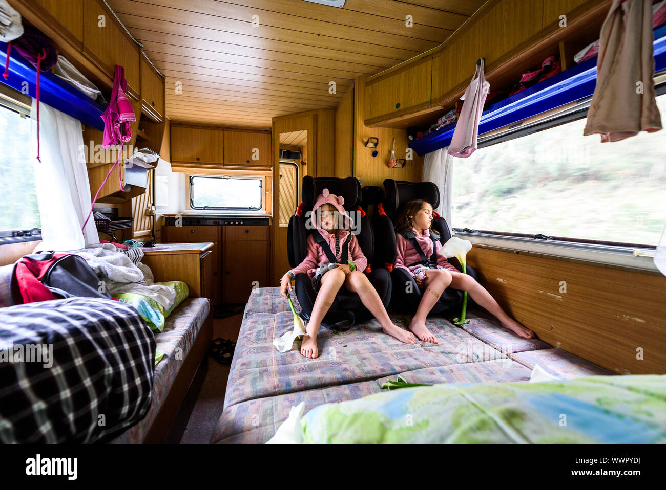 Les enfants dormant dans des sièges de sécurité pour enfants en roulant en camping. L'intérieur du camping pendant la conduite en vacances en famille. Sécurité enfants whil Banque D'Images