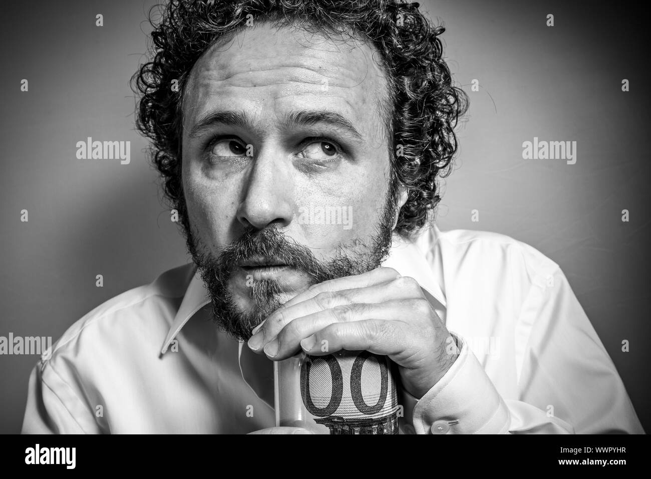 De veille, l'homme avec l'expression intense, chemise blanche Banque D'Images