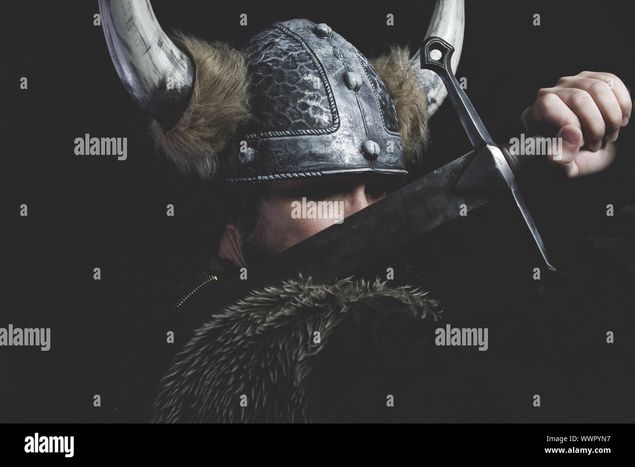 Furieux, Viking guerrier avec épée en fer et un casque avec des cornes Banque D'Images