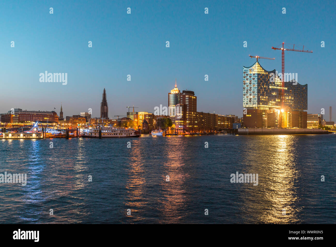 La photographie de nuit de l'office d'habitation à la Kehrwieder et l'Elbe Philharmonic Hall Banque D'Images
