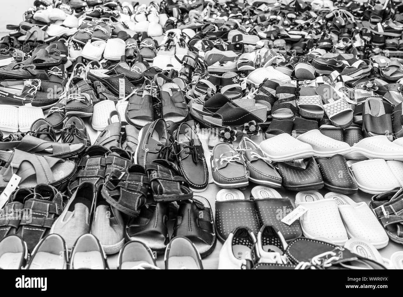 Beaucoup de chaussures à l'échoppe de marché dans la région de Tymbaki en Crète, Grèce Banque D'Images