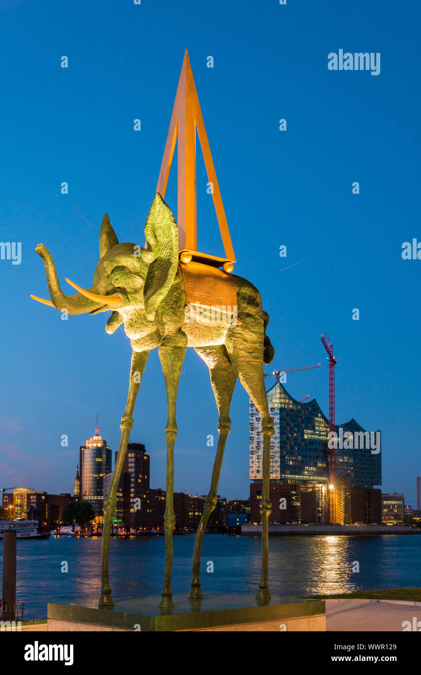Salvador Dali Espace monument en face de l'éléphant les toits de Hambourg, dans le port de nuit Banque D'Images