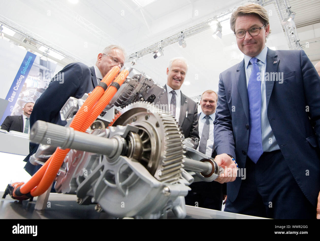 Hanovre, Allemagne. 16 Sep, 2019. Andreas Scheuer (CSU), Ministre fédéral  des Transports et de l'infrastructure numérique, sera à l'EMAG stand à la  machine-outil Emo juste sur un moteur hybride d'une Mercedes. Le