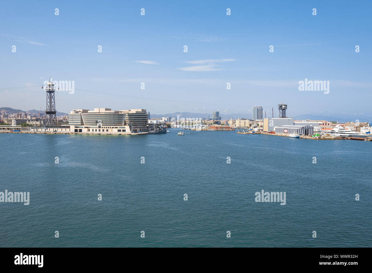 Voir le bassin du port de Barcelone avec la construction navale et l'industrie dans le port Banque D'Images