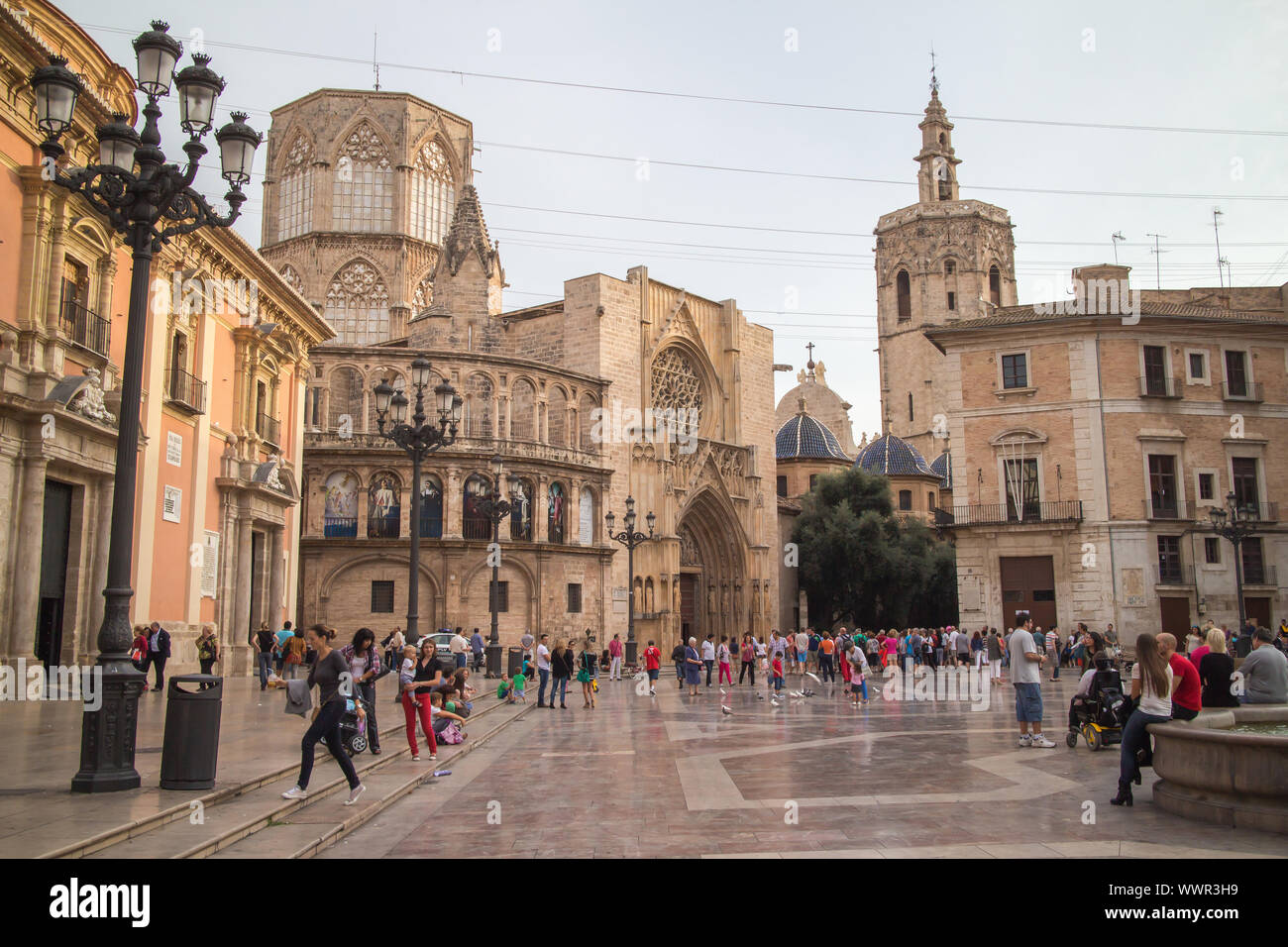 Square de Saint Mary's, fontaine Rio Turia et la cathédrale de Valence dans un jour nuageux. Valence, Espagne. Banque D'Images