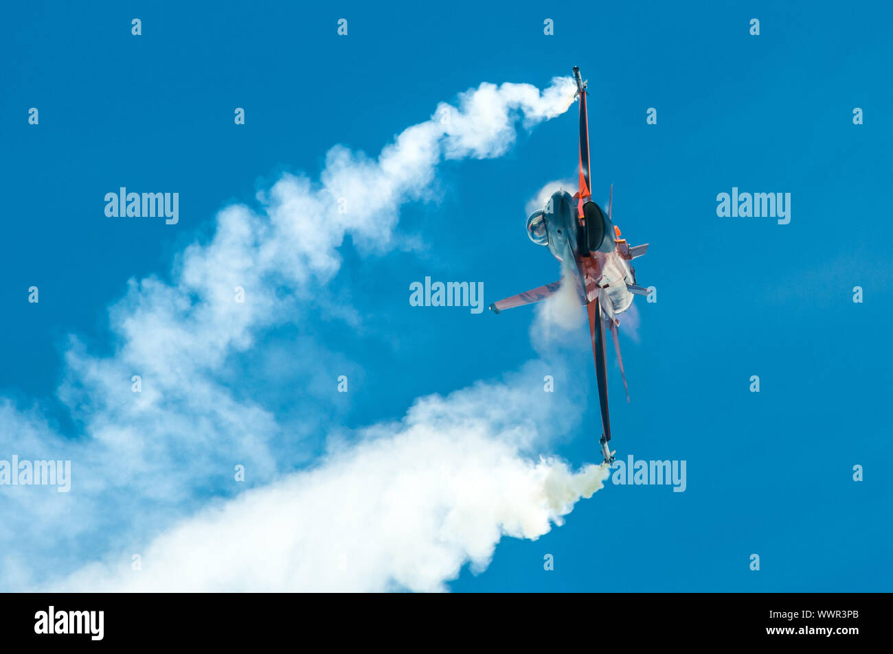 Un Lockheed Martin F-16 de la Koninklijke Luchtmacht (KLU)/Royal Netherlands Air Force (RNLAF) effectue une routine aérobique à RAF Waddington. Banque D'Images