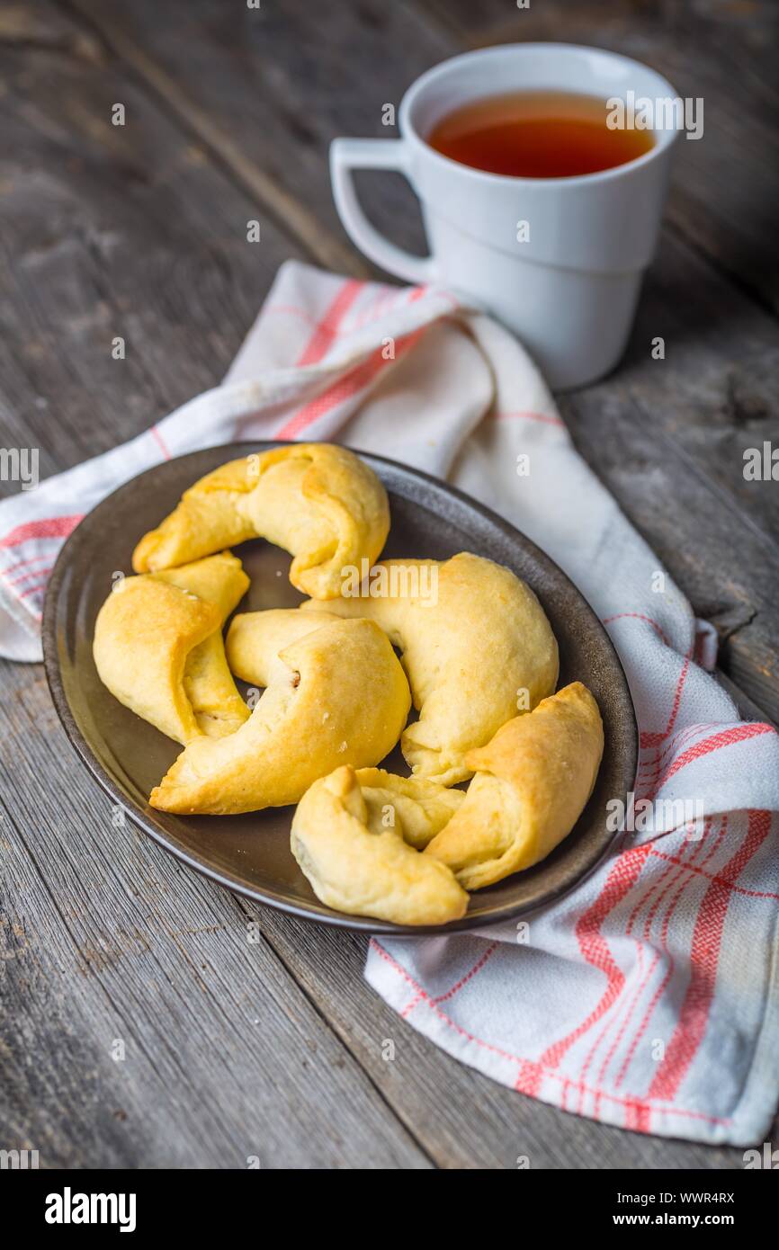 Des croissants et une tasse de thé sur la table en bois. Studio shot Banque D'Images